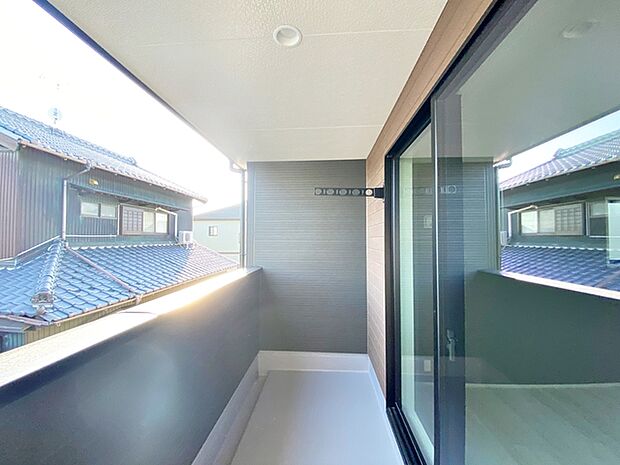 【バルコニー】 陽当たり良好で、晴れた日には洗濯物がカラッと乾きますね 