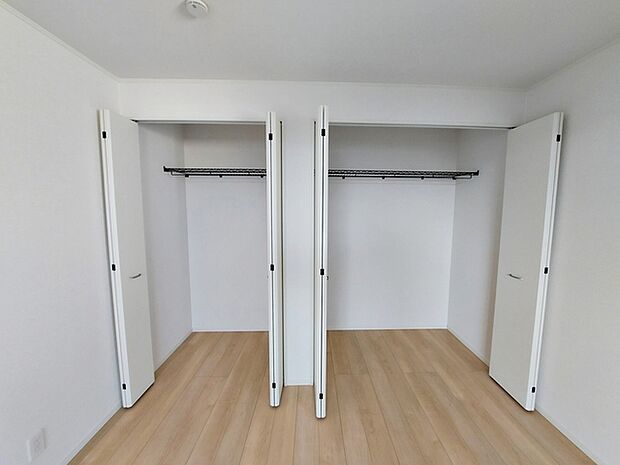 【CL】 壁面クローゼットがあればタンスを置く必要がなく、出っ張りのないスッキリ空間を維持できます。