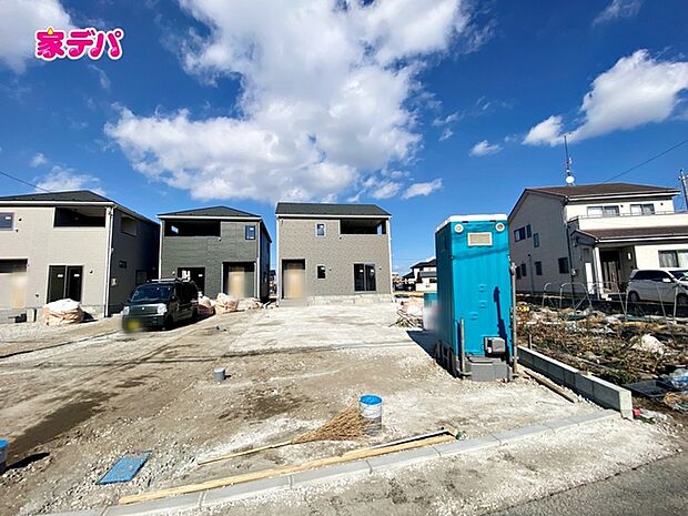 地域に密着した不動産販売でお客様のニーズに、経験豊富なスタッフが柔軟にご対応させて頂きます。(右端)