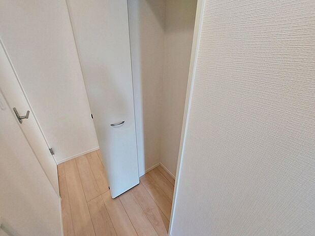 【1階廊下収納】 廊下には収納スペースを設けております！日用品のストックや掃除用品の収納など、様々な面にご活用していただけます！ 