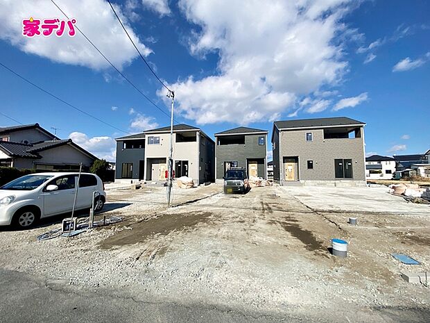 足場が外れました!現地ご案内いたします。お気軽にお問い合わせください!(右から2番目)