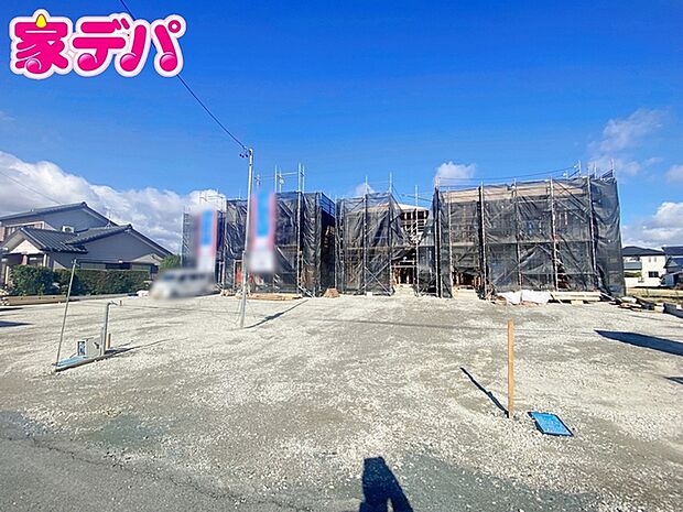 上棟しました。ご見学希望のお客様につきましては同型同仕様の物件にご案内いたします(右から2番目)