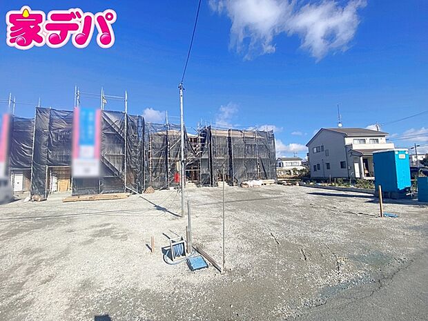 地域に密着した不動産販売でお客様のニーズに、経験豊富なスタッフが柔軟にご対応させて頂きます。(右から2番目)