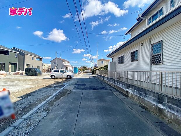 前面道路は車通り少ないのでお子様も安心して暮らせる環境です