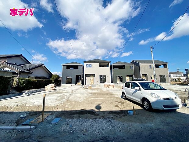 足場が外れました！現地ご案内いたします。お気軽にお問い合わせください！（左から2番目）