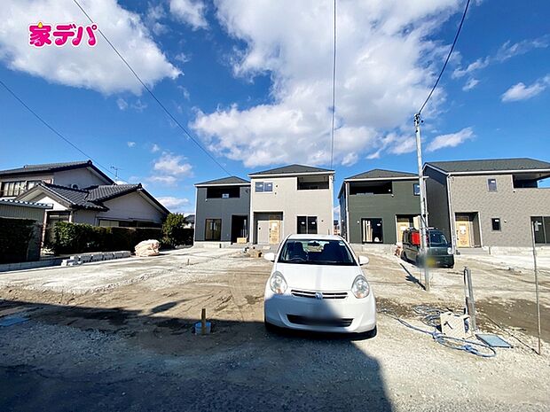 地域に密着した不動産販売でお客様のニーズに、経験豊富なスタッフが柔軟にご対応させて頂きます。（左から2番目）