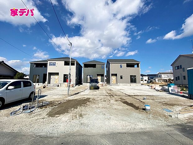 【新築分譲全4棟】ご成約キャンペーン実施中。詳細はスタッフまでお問合せ下さい。（左から2番目）