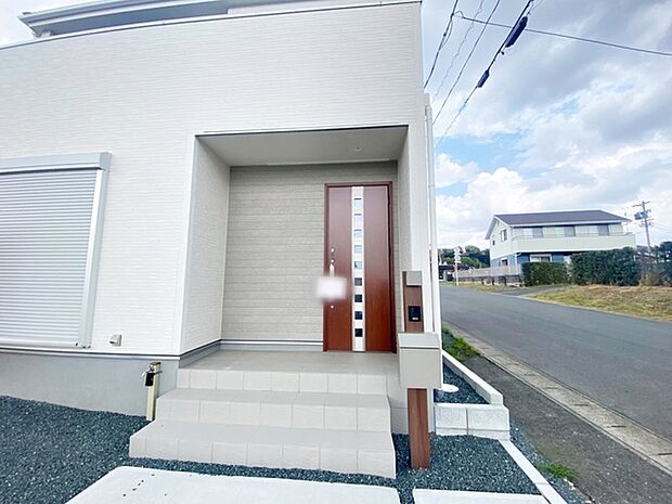 【玄関】 雨に濡れにくく、お洒落な玄関ポーチがご家族のお帰りを明るくお迎えしてくれます。