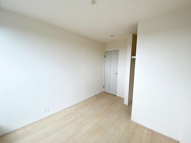 【洋室5.16帖】 お子様の一人部屋に最適な居室です。ウォークインクローゼット付きで自然とお片付けできる環境に！ 