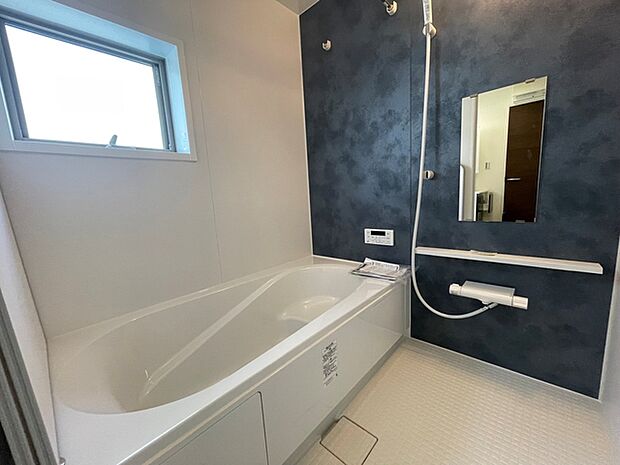 【施工例】ゆったり入れる浴槽、一日の疲れを癒してくれるくつろぎのバスタイムを… 