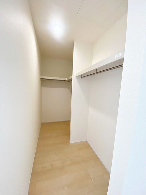【ウォークインクローゼット】 WICは洋服、帽子、バッグなど全て収納可能!お部屋がスッキリ整理整頓できます!