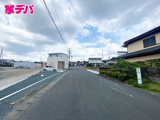 前面道路:北東側約9.9m幅 前面約9.9m幅の道路に面しており、通行や駐車の際に余裕がある広さです。運転が苦手な方でもラクラク!