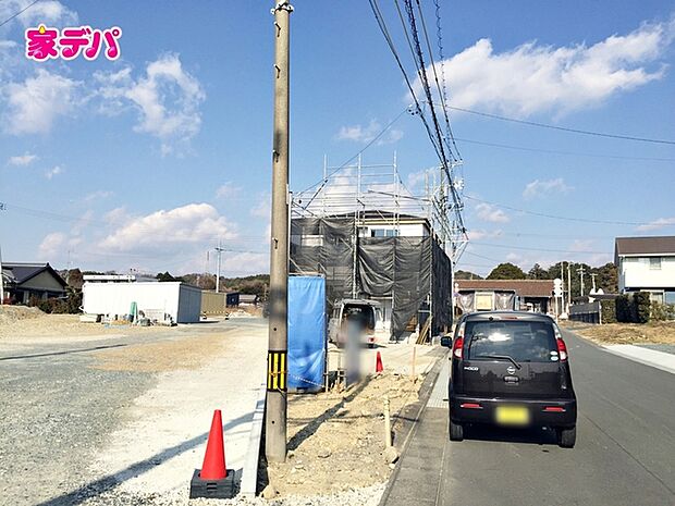 前面約9.9m幅の道路に面しており、通行や駐車の際に余裕がある広さです。運転が苦手な方でもラクラク!