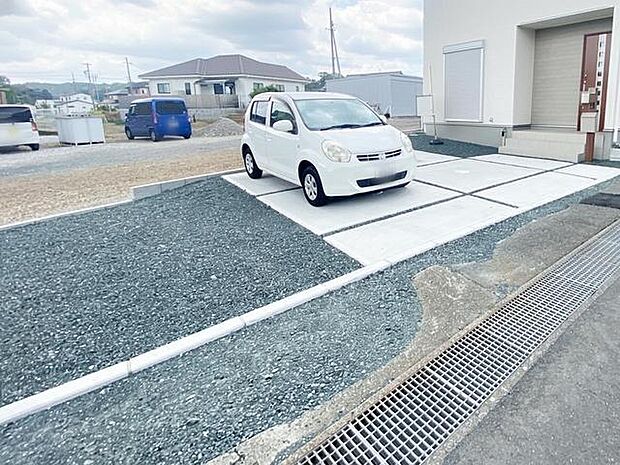 駐車場は3台分を確保、並列で駐車できます。