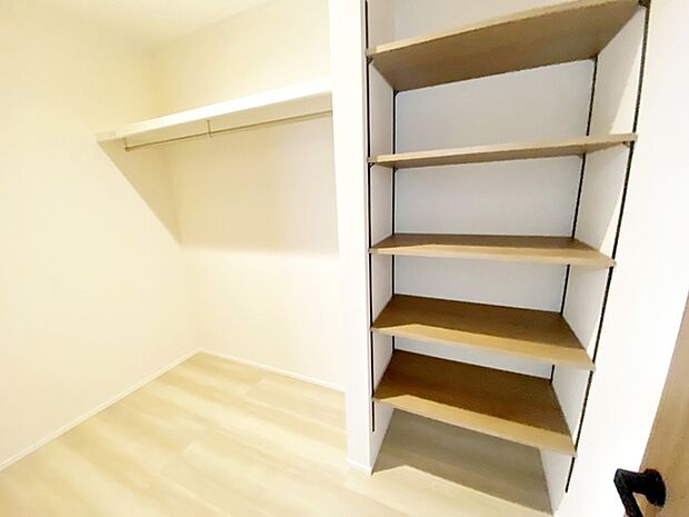 【WIC】 可動棚スペースもあるウォークインクローゼットで収納上手な生活を実現！ 