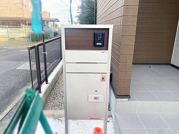 不在時でも荷物が受け取れる『宅配ボックス』付きのインターホン・ポスト。対面なしで受け取れるので、防犯対策にもなります。  