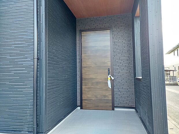 【玄関】 雨の日の出入りも濡れにくい玄関ポーチ