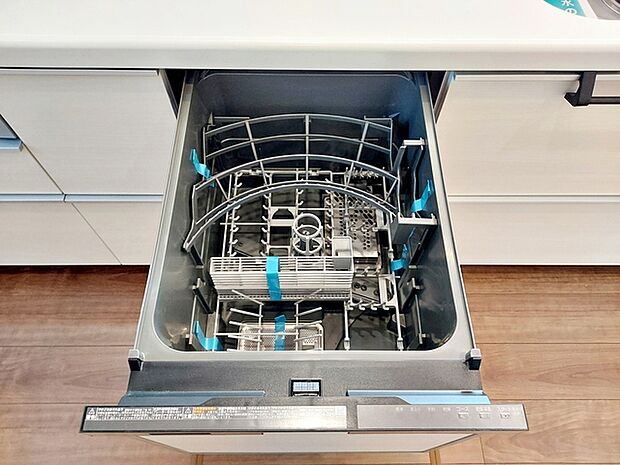 食器洗浄乾燥機は時間のかかる食器洗いを楽にしてくれる上に水道代も安くなるスグレモノ