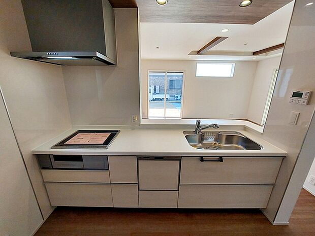 【キッチン】 リビングで遊んでいるお子様を見ながらお料理ができ、子育て中のパパママにも安心の設計です!