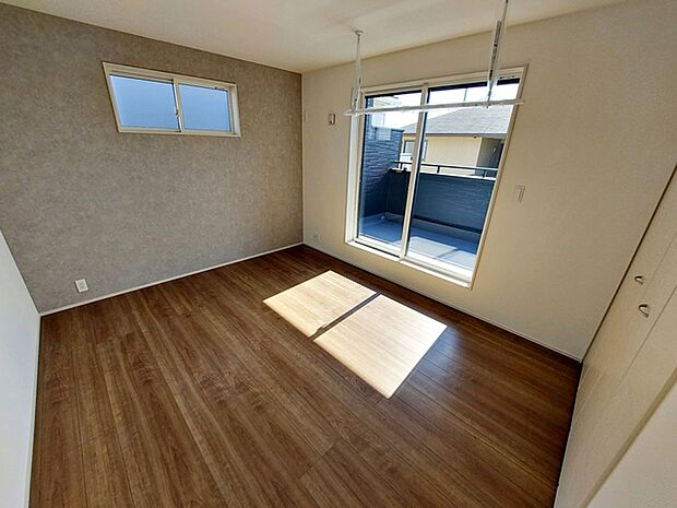 【洋室7帖】 大きなベッドを置いてもゆったり過ごせるプライベート空間です。室内物干しもできるので、天気の悪い日でも安心ですね。