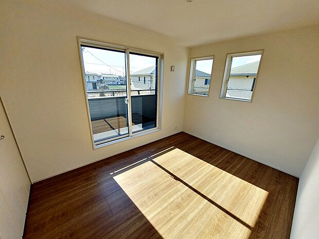 【洋室6帖】 バルコニーに続く大きな窓があり、洗濯物やお布団などをそのまま部屋に取り込むことができます。