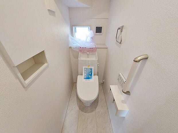 【トイレ】 1、2階共にシャワー機能付!小窓が付いている為換気もスッキリして頂けます。