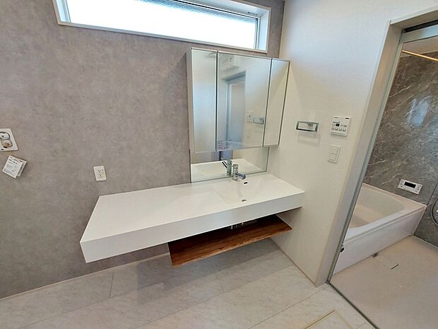 【洗面台】 洗髪・洗面・化粧などができる機能と収納スペースを一体化した洗面台です。 