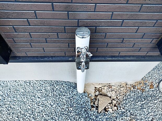 玄関横には立水栓が設置されています!お庭の水撒き、洗車、お掃除、お子様の水遊びなど便利です!