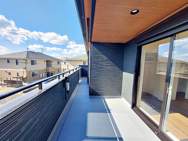 【バルコニー】 2部屋からアクセスできるバルコニー。家族分の洗濯物もたっぷり干せます。日当たりも良好です！ 