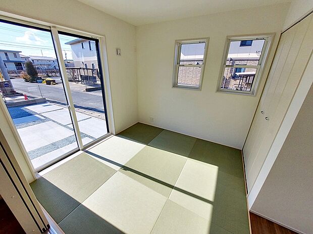 【和室5.25帖】 リビングとつながる畳敷きのお部屋は来客時の使用や、ちょっと疲れた時にお昼寝できるのも嬉しいですね！ 