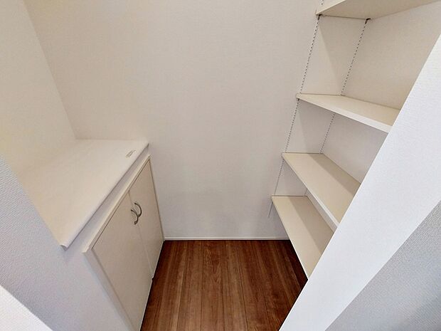 【パントリー】 食品や飲料のほか、日常使う頻度の少ない調理器具や食品類をストックできる広々パントリー！ 