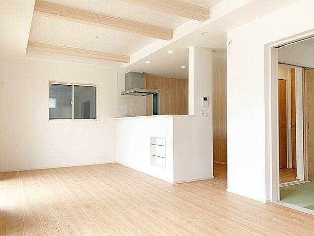 【施工例】のんびりくつろぐソファや、お食事を楽しむダイニングセットを置いても圧迫感はありません。