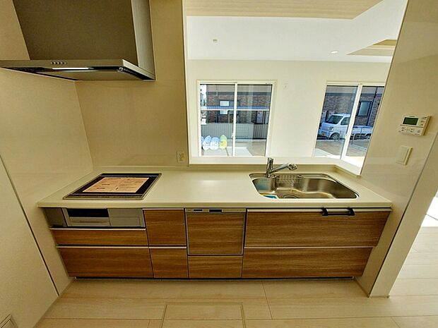 【キッチン】 人気の対面キッチンは料理をしながらご家族やお客様との会話が楽しめます!