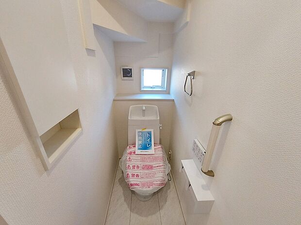 【トイレ】 各フロア1カ所ずつシャワー機能付トイレを設置しており、忙しい朝の混雑も解消！ 
