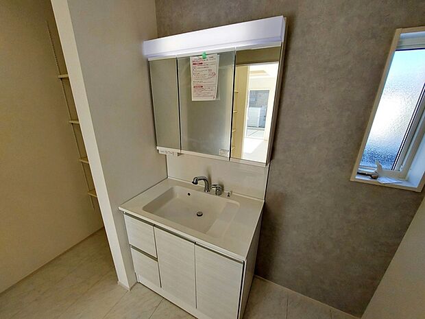 【洗面台】 洗髪・洗面・化粧などができる機能と収納スペースを一体化した洗面台です。