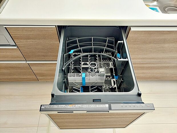 食器洗浄乾燥機は食器と洗剤を入れてスイッチを押すだけ！洗い〜乾燥まで！楽々後片付け！！  