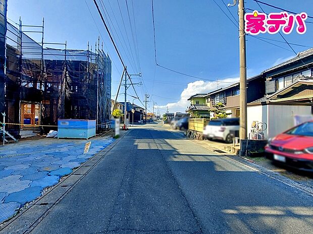 前面約5.9m幅の道路に面しており、通行や駐車の際に余裕がある広さです。運転が苦手な方でもラクラク!