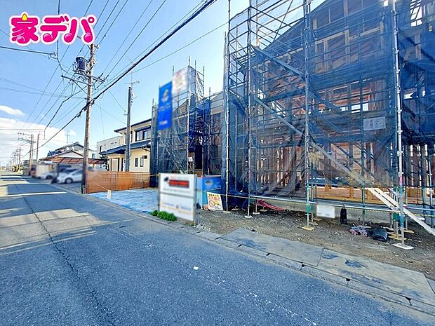 地域に密着した不動産販売でお客様のニーズに、経験豊富なスタッフが柔軟にご対応させて頂きます。(左奥)