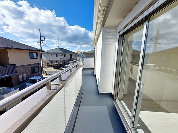 【バルコニー】 2部屋から出入り可能な陽当りの良い広々ワイドバルコニー!