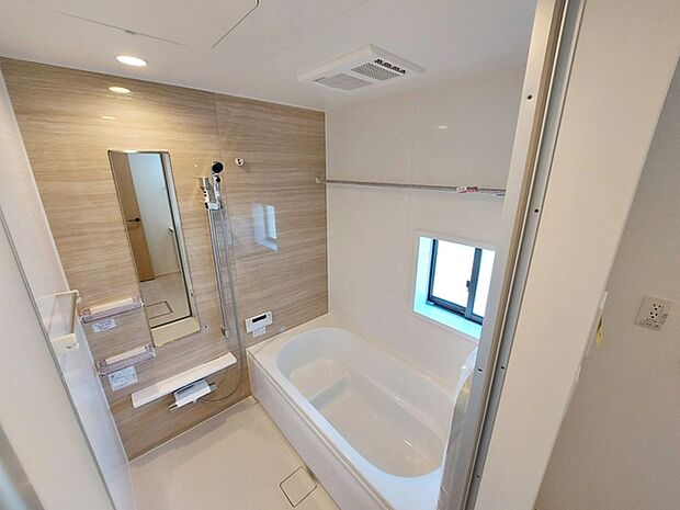 【浴室】 ゆったり入れる浴槽、一坪サイズのゆとりの空間。一日の疲れを癒してくれるくつろぎのバスタイムを…