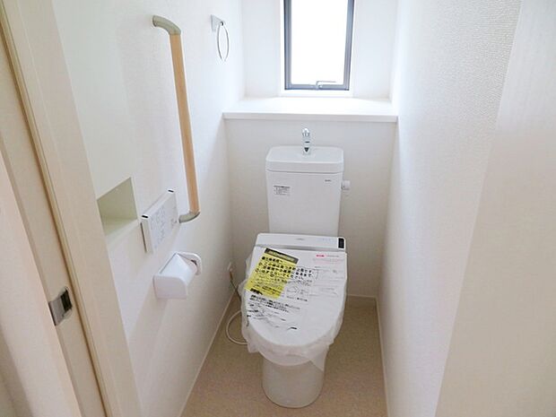【施工例】多機能な温水洗浄便座付きでお掃除がしやすい、清潔なトイレです  