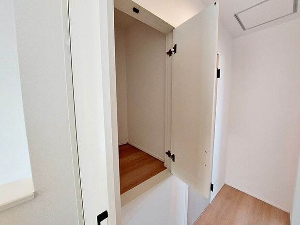 2階廊下にはご家族の共有収納スペースを設けました。使用頻度が少ないもの、季節的なものの収納に便利!