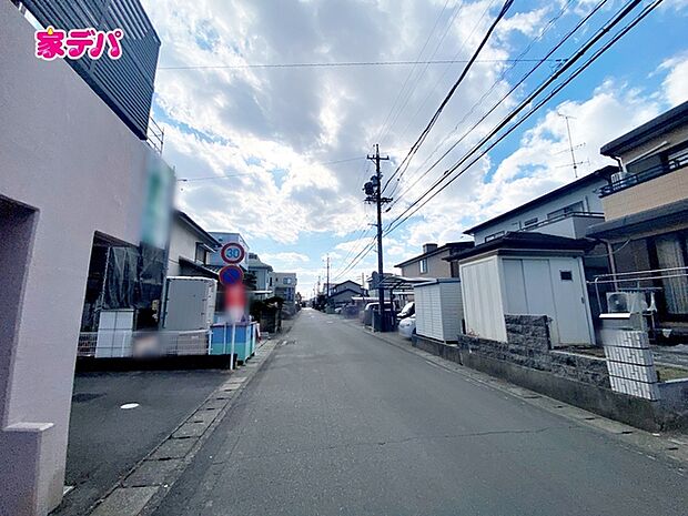 前面約5.9m幅の道路に面しており、通行や駐車の際に余裕がある広さです。運転が苦手な方でもラクラク!