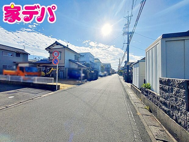 前面約5.9m幅の道路に面しており、通行や駐車の際に余裕がある広さです。運転が苦手な方でもラクラク!