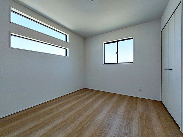 【洋室5.68帖】 2面採光で、晴れの日の日中はいつも明るい室内に。窓を開放すれば気持ちの良い風が入ります。