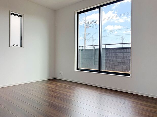 【施工例】寝室には大きな収納スペースがあり、室内を広々と利用できます！  