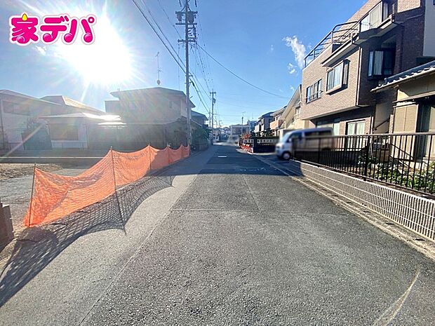 前面道路はゆとりの6ｍ!車通りが少なく、駐車が苦手な方でも安心の道路幅です 