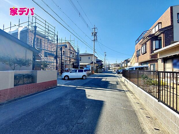 前面道路はゆとりの6m!車通りが少なく、駐車が苦手な方でも安心の道路幅です