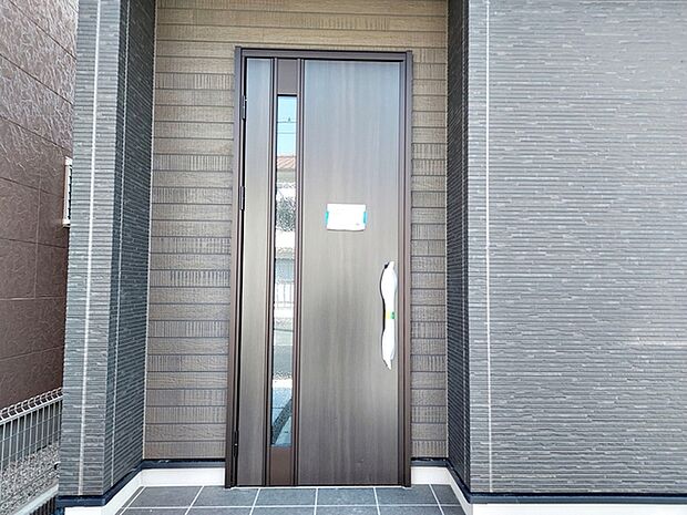 【玄関】 お洒落な玄関ポーチがご家族のお帰りを明るくお迎えしてくれます。