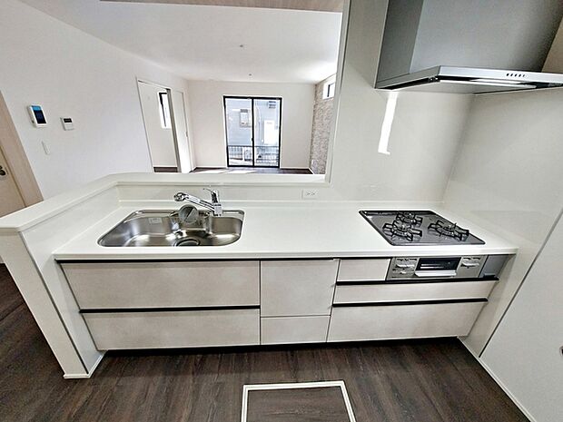 【キッチン】 小さなお子様にも目が届く、使い勝手の良い対面キッチンで楽しくお料理ができます！ 